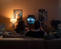 Evde Sinema Keyfi: Ailece İzlenecek Filmler ve Pratik Atıştırmalıklar